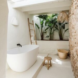 Agroturismo Can Domo parenthèse salle de bain spacieuse avec baignoire végétation et puit de lumière naturelle